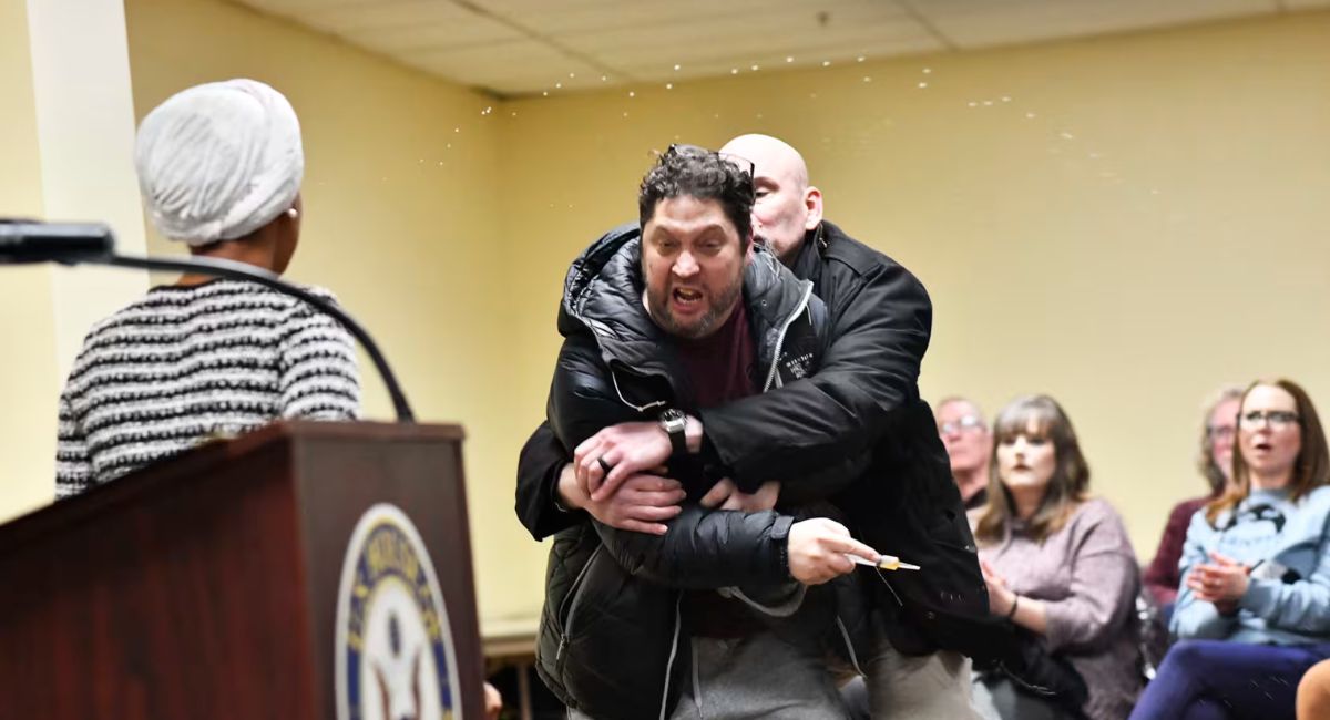 सांसद इल्हान ओमारमाथि आक्रमणको प्रयास: टाउन हलमै ‘स्प्रे’ छर्कने व्यक्ति पक्राउ