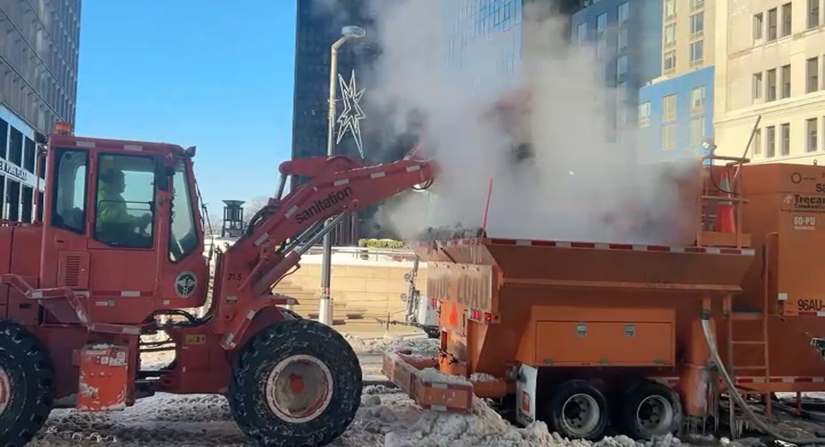 न्यूयोर्कमा हिउँ पगाल्न ‘जाइन्ट हट टब’ को प्रयोग: घण्टामा १२० टन हिउँ पानी बन्ने