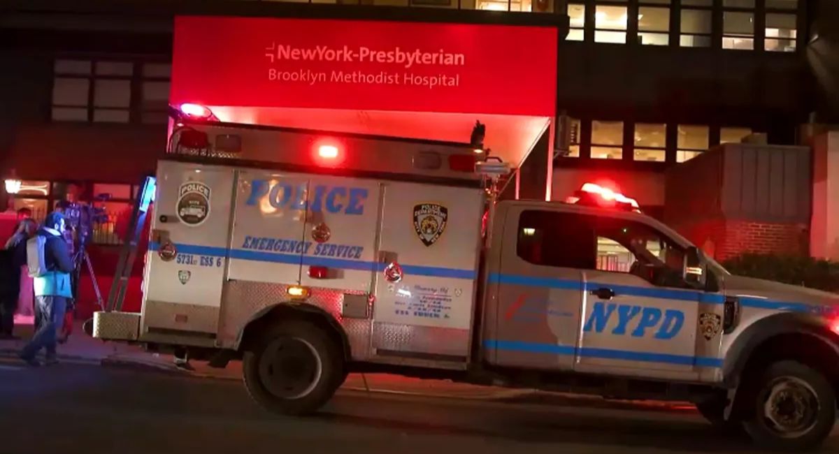 ब्रुकलिन अस्पतालमा चक्कु देखाएर आतंक, प्रहरीको गोलीबाट एकको मृत्यु