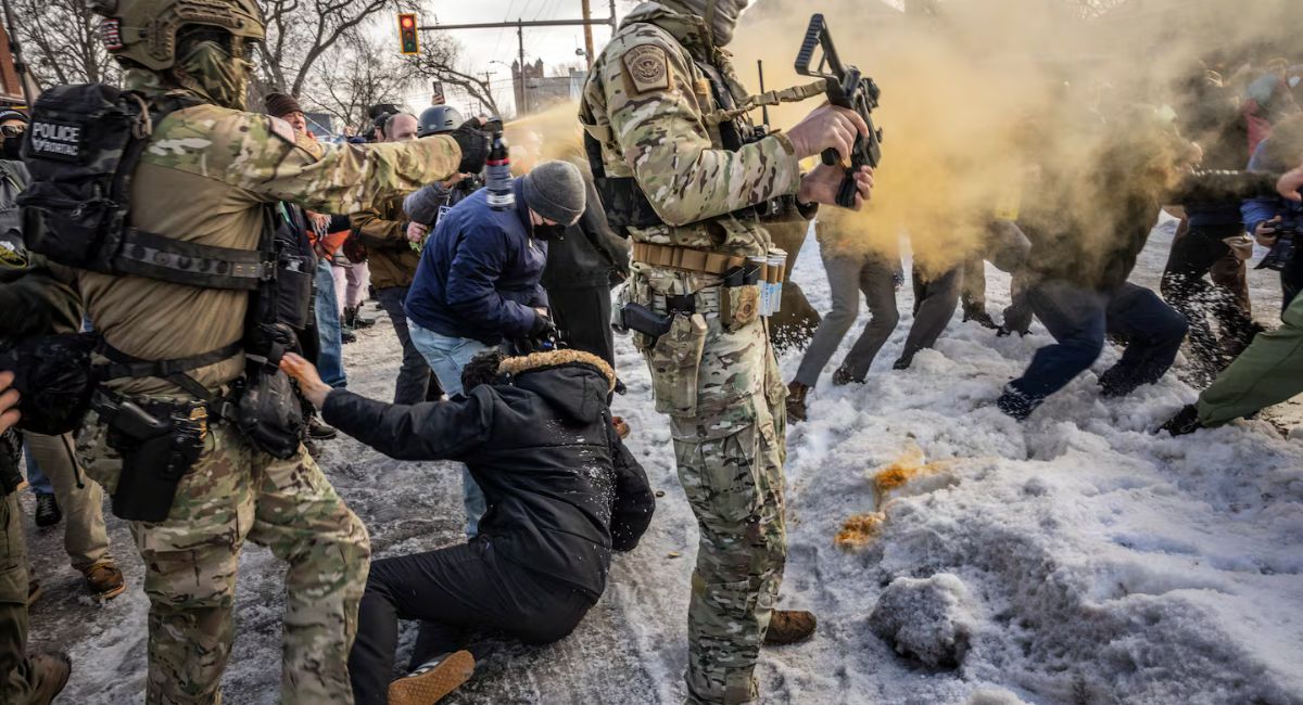 मिनियापोलिसमा आईसीई (ICE) एजेन्टको गोली प्रहारबाट एक महिलाको मृत्यु: मेयर र गभर्नर रुष्ट