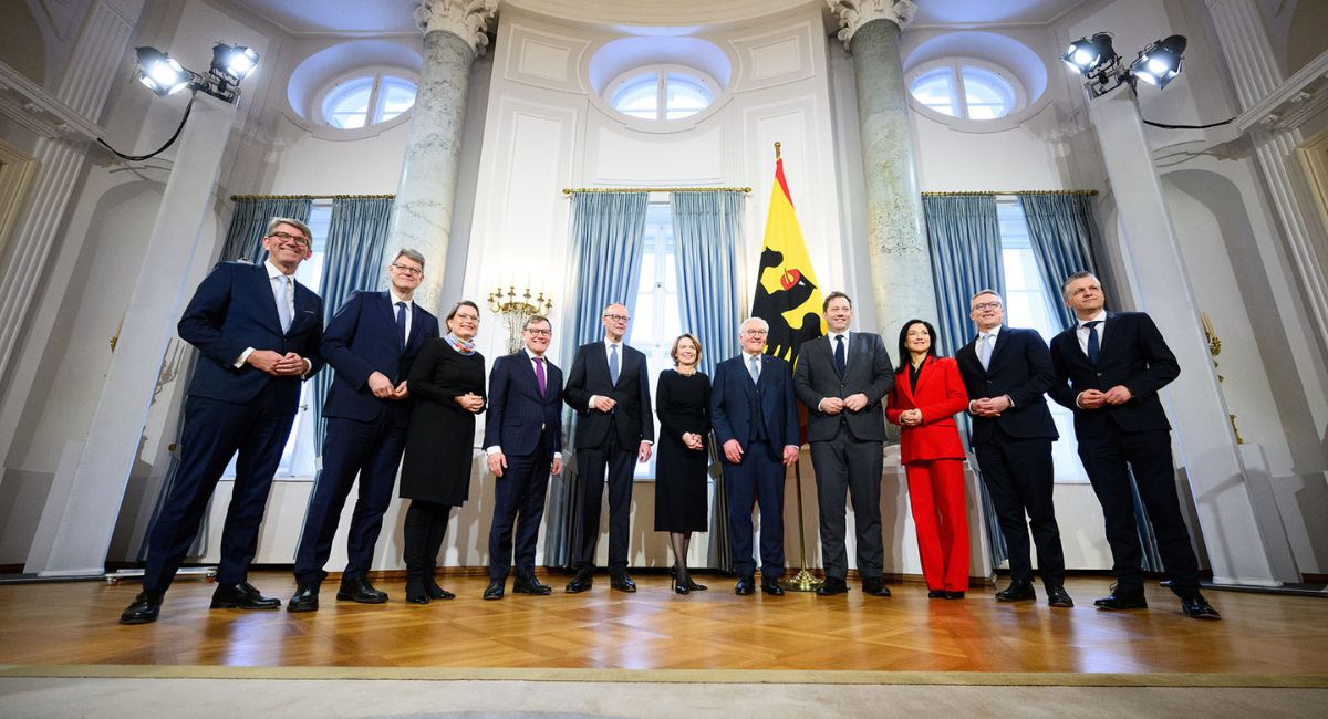 बर्लिनमा नयाँ वर्षको भव्य स्वागत: चान्सलर मर्ज र संघीय सरकारका सदस्यहरू राष्ट्रपति निवासमा