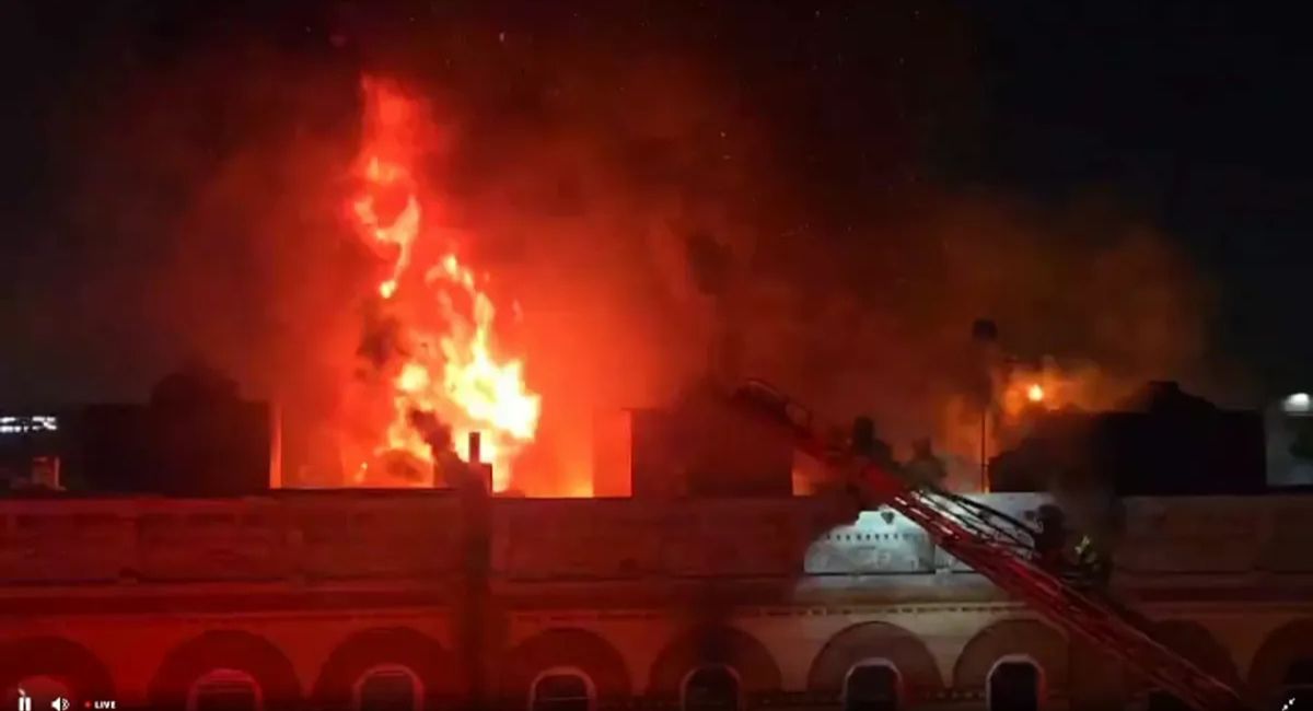 न्युयोर्कको क्विन्समा भीषण आगलागी: झ्यालबाट खसेको एसीले लागेर अग्नि नियन्त्रक घाइते