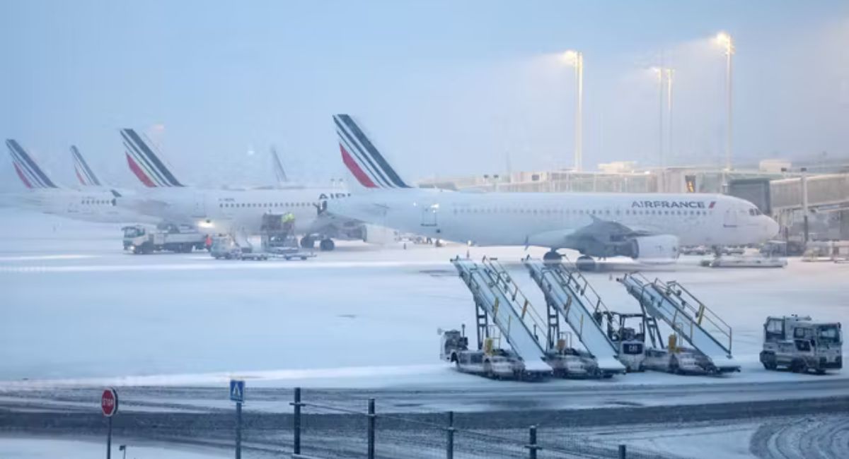 पेरिसमा भारी हिमपात र शीतलहर: १४० उडान रद्द, जनजीवन प्रभावित