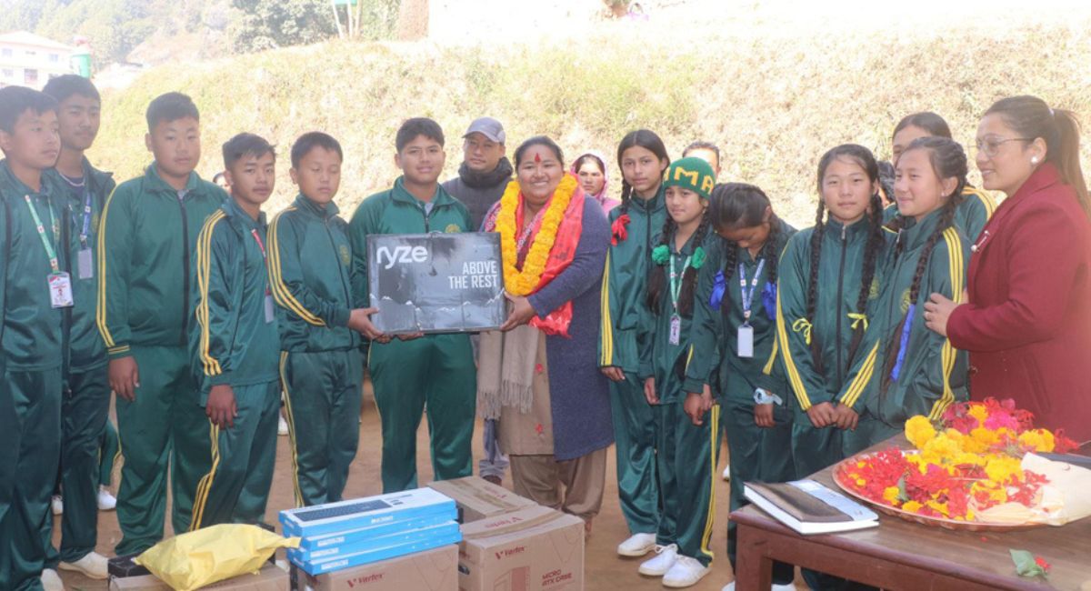 भोजपुरको समता स्कुलमा प्रविधिमैत्री शिक्षा: उपप्रमुखद्वारा कम्प्युटर हस्तान्तरण