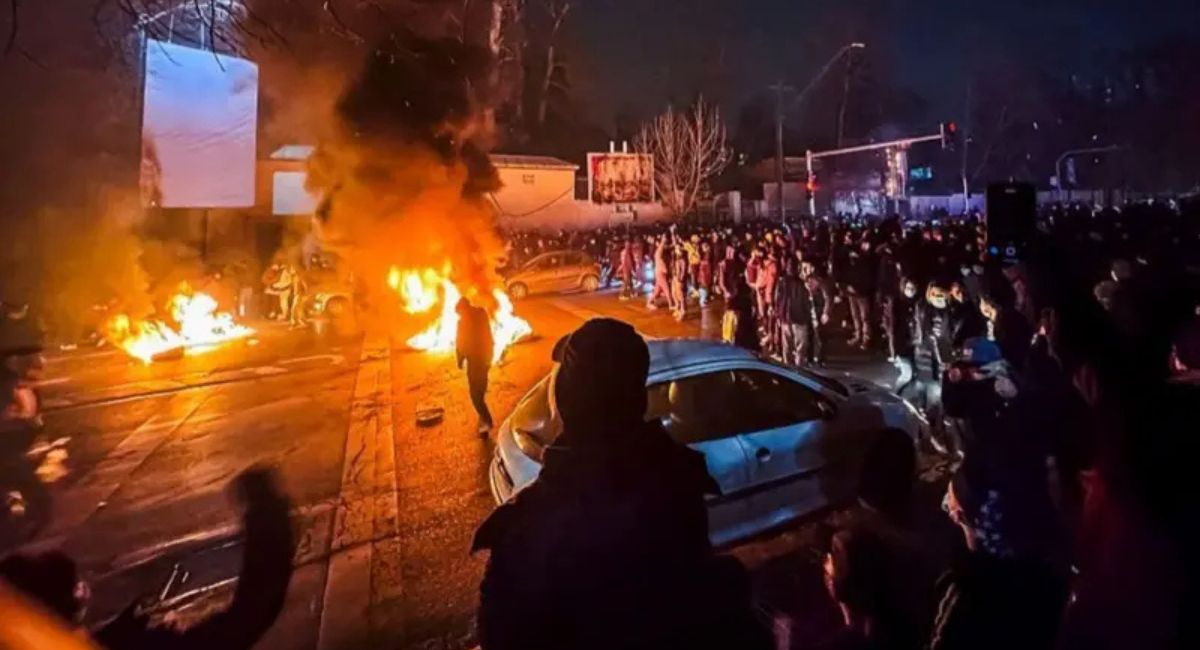 इरान-अमेरिका तनाव उत्कर्षमा: अमेरिकाले आक्रमण गरे इजरायल र अमेरिकी बेसमा प्रत्याक्रमण गर्ने इरानको चेतावनी