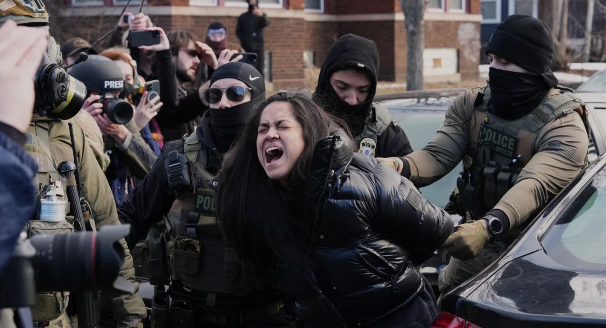 मिनियापोलिसमा बर्बरता: गुडिरहेको कारबाट महिलालाई घिसार्दै अध्यागमन एजेन्ट