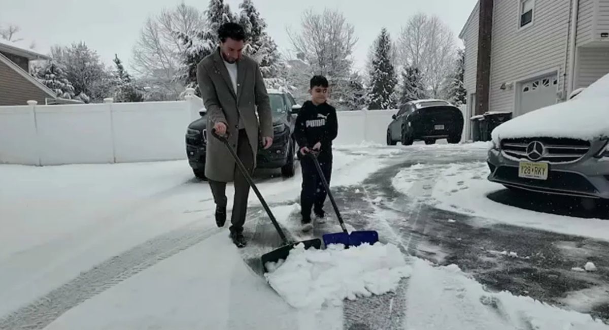न्युयोर्क क्षेत्रमा वर्षकै ठूलो हिमपात, सडक सफा गर्न कर्मचारी व्यस्त
