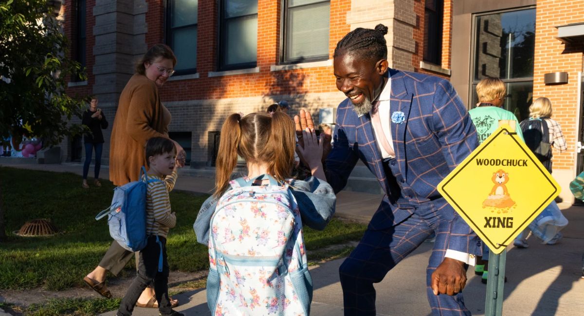 आयोवाका पूर्व सुपरिन्टेन्डेन्टद्वारा नागरिकताको झुटो दाबी स्वीकार: जेल र देश निकालाको जोखिम