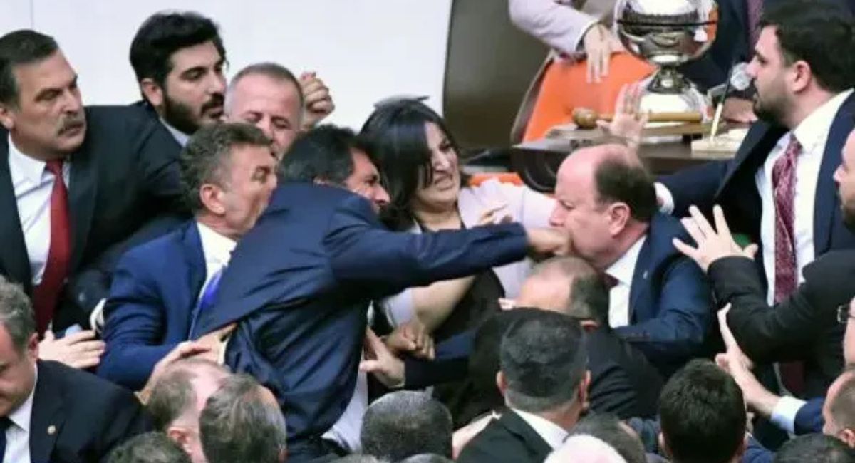 टर्कीको संसदमा सांसदहरूबिच ‘कुटाकुट’: मन्त्रीको शपथ रोक्न खोज्दा तनाव