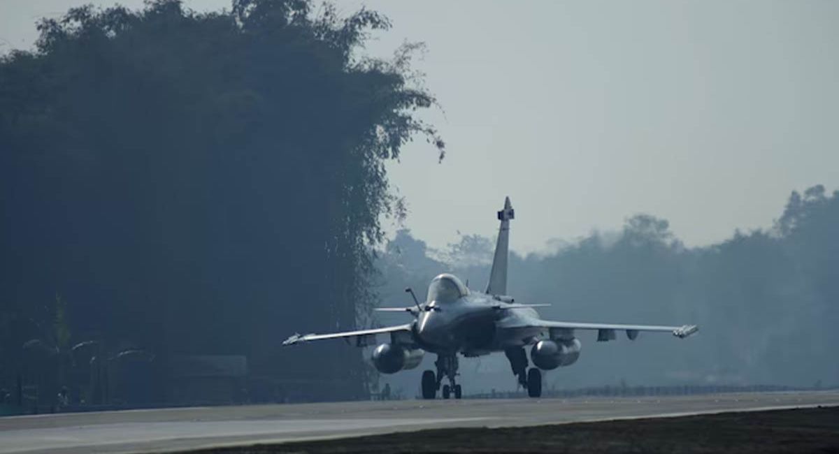 भारतमा सडकमै विमान अवतरण