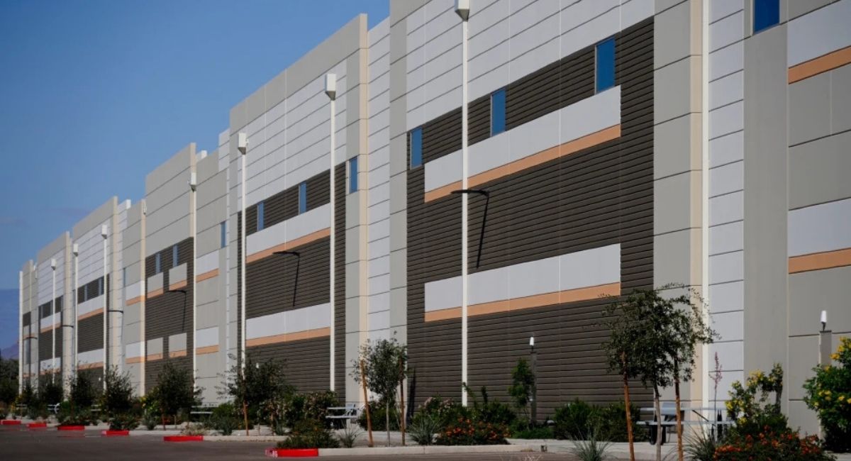 आईसीईद्वारा हिरासत केन्द्रका लागि गोदाम खरिद: केही मालिकहरू सम्झौताबाट पछि हट्दै