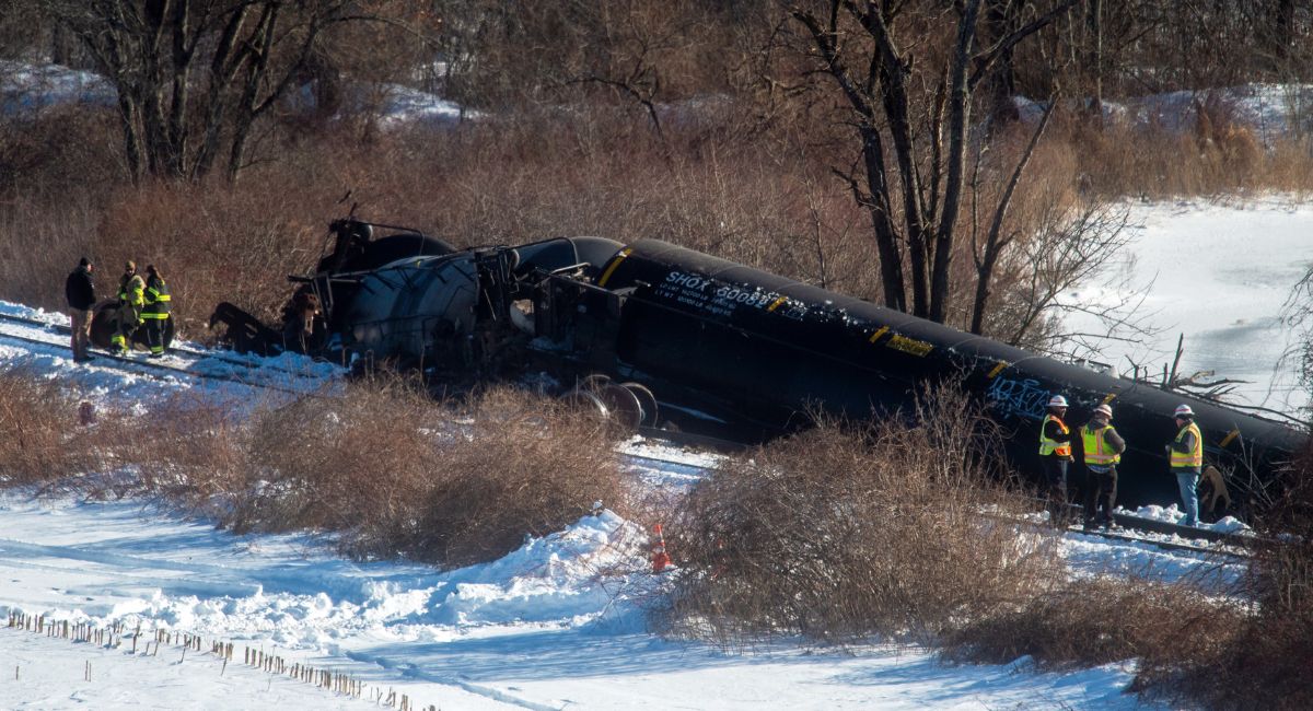 कनेक्टिकटमा रेल दुर्घटना, लिकबाट बाहिरिँएर डिब्बा नदीमा खस्यो