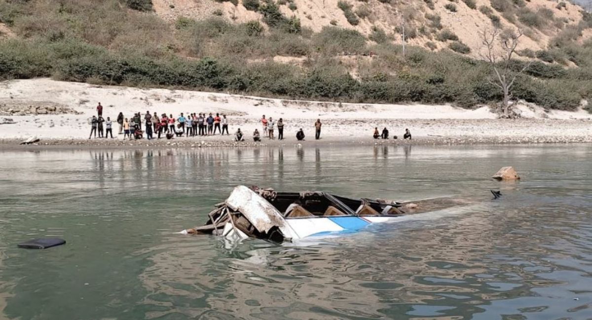 रामेछापमा बस तामाकोशी नदीमा खस्यो: १२ जनाको मृत्यु, चालक पक्राउ