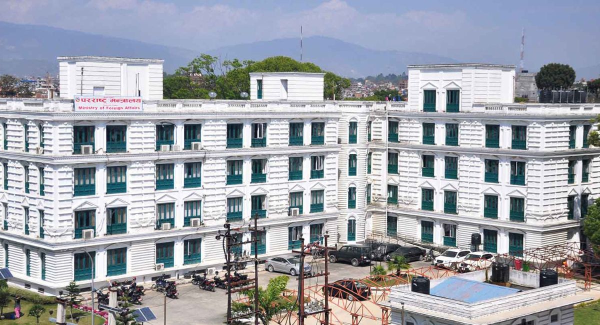 पश्चिम एसियाको द्वन्द्वः हल्लाको पछि नलाग्न नेपालीलाई सरकारको आग्रह