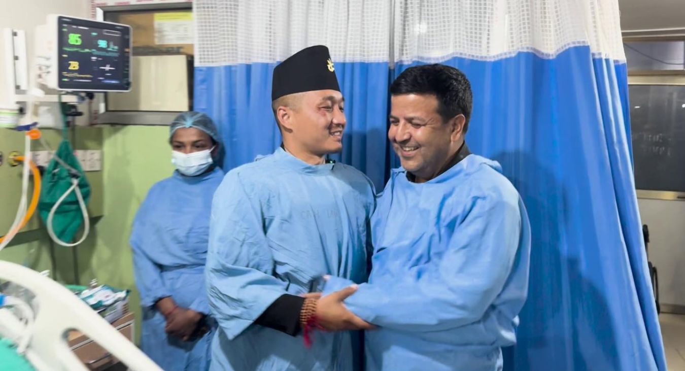 जेन–जी आन्दोलनका घाइतेलाई भेट्न केएमसी पुगे गृहमन्त्री, निःशुल्क उपचार गर्ने डा. शर्मालाई धन्यवाद