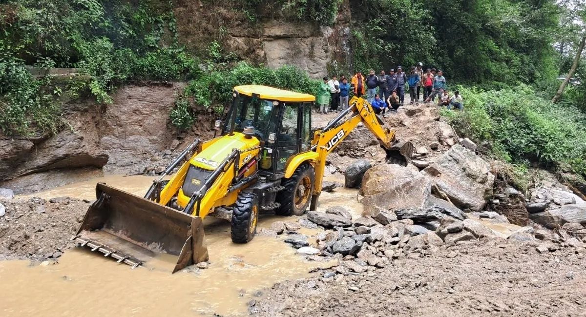 पहिरो र बाढीका कारण देशका विभिन्न राजमार्ग अवरुद्ध