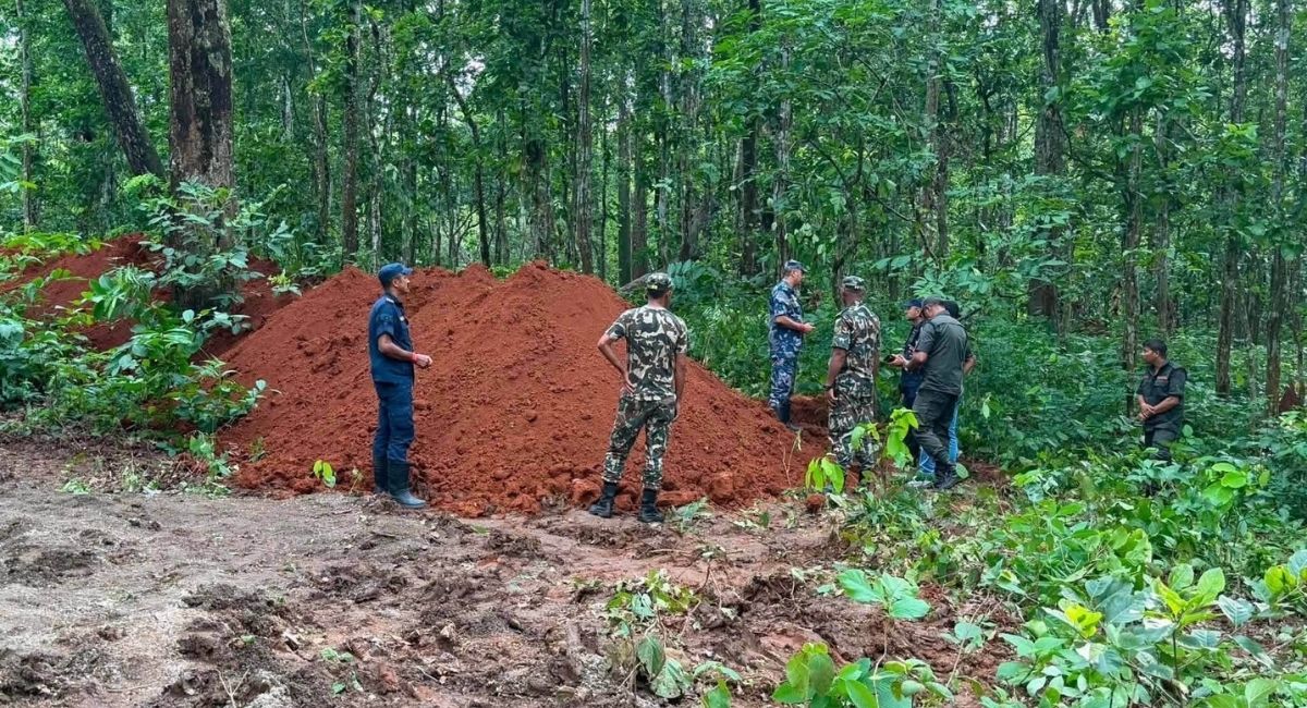 नारायणी किनारमा भेटिएका बेवारिसे शव देवघाटको जंगलमा गाडिँदै