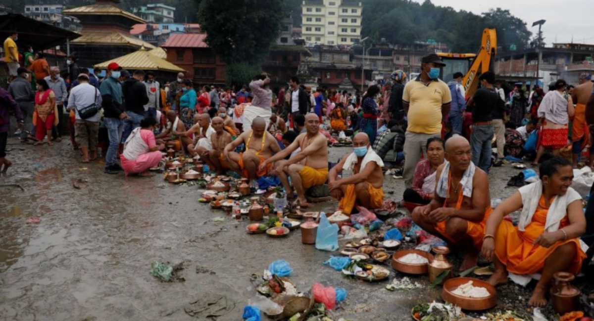 आजदेखि सोह्र श्राद्ध सुरु, पितृको सम्झनामा तर्पण र पिण्डदान गरिँदै