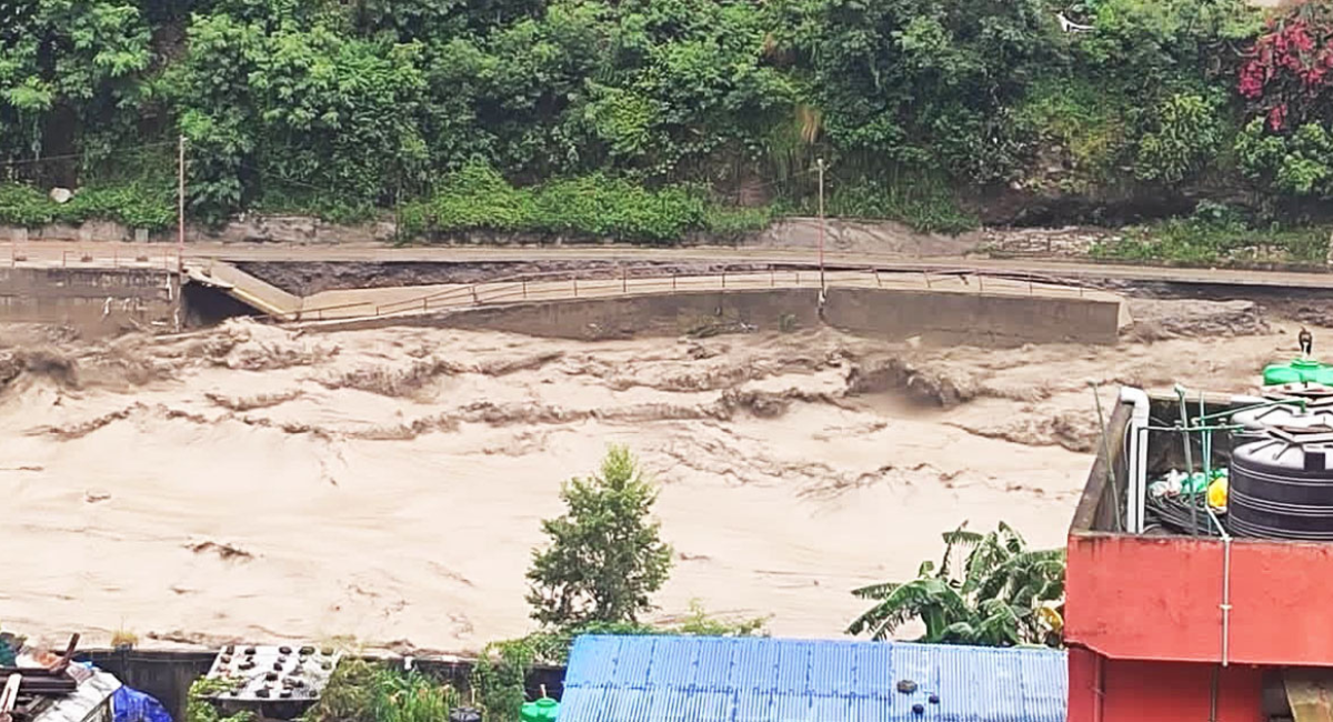 कालीगण्डकीको बाढीले बेनी बजार कटान गर्दै, ५०० परिवार उच्च जोखिममा