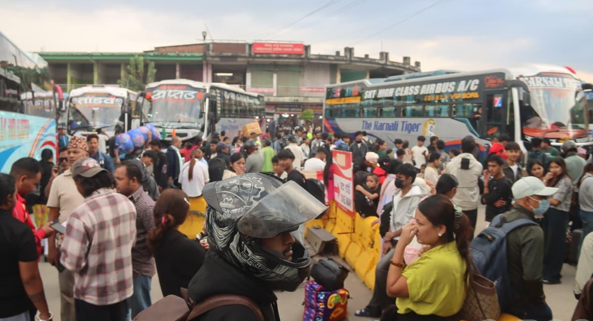 दसैँ मनाउन गाउँ फर्किनेको घुइँचो, नयाँ बसपार्कमा यात्रुको चाप